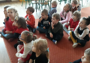 Dzieci oglądają pozdrowienia od Mikołaja